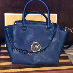Michael Kors navy blue purse. (VGUC) like new, with handle and shoulder strap.